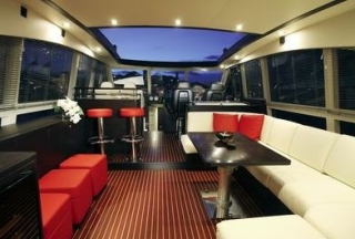 Interior high standing yacht 